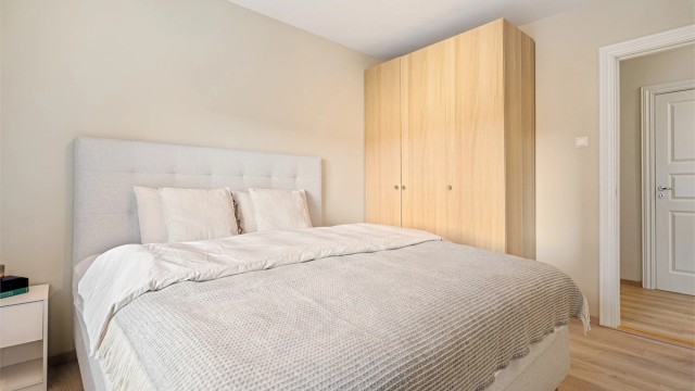 Soverommet oppleves rolig og lunt med nøytrale fargetoner.