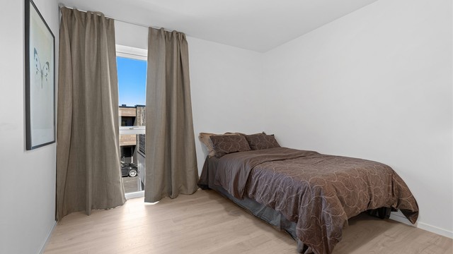 Soverom i 2 etasje med plass til dobbeltseng, garderobe og det man måtte ønske