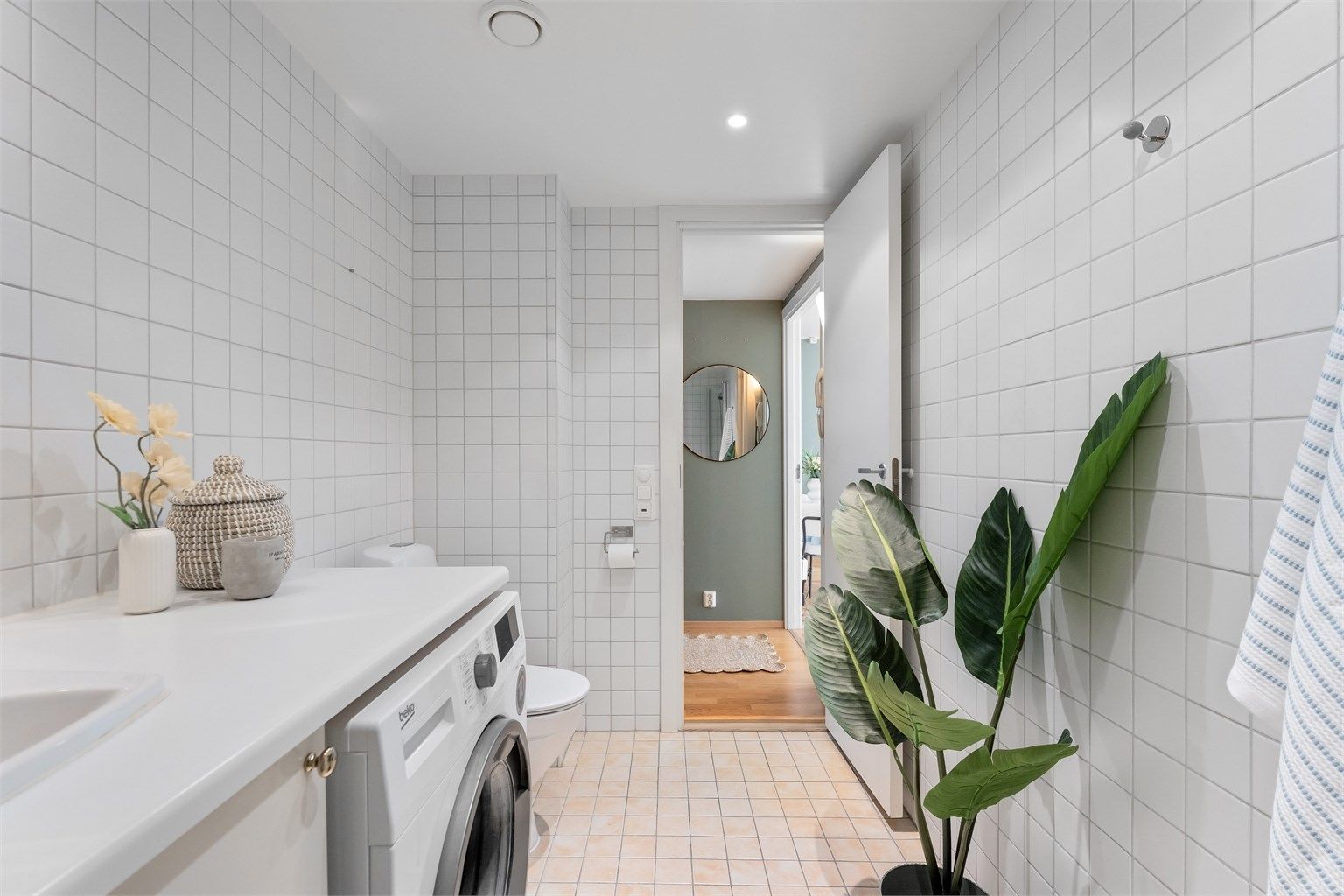 Badet har mekanisk avtrekksventilasjon og downlights i himling.
