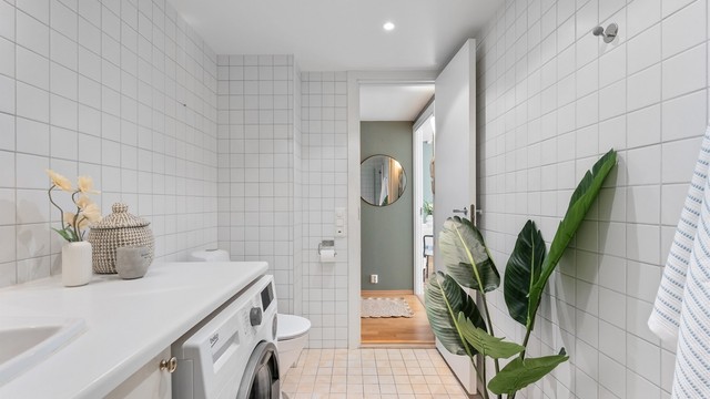 Badet har mekanisk avtrekksventilasjon og downlights i himling.
