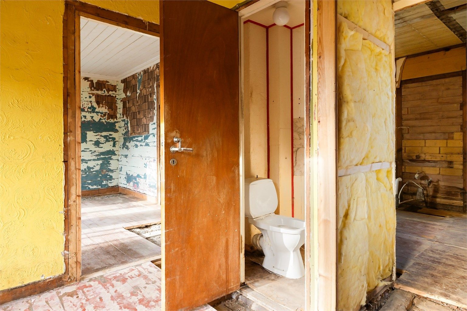 Innvendig er boligen hovedsakelig tømt, samt at diverse innredninger og installasjoner er fjernet.
