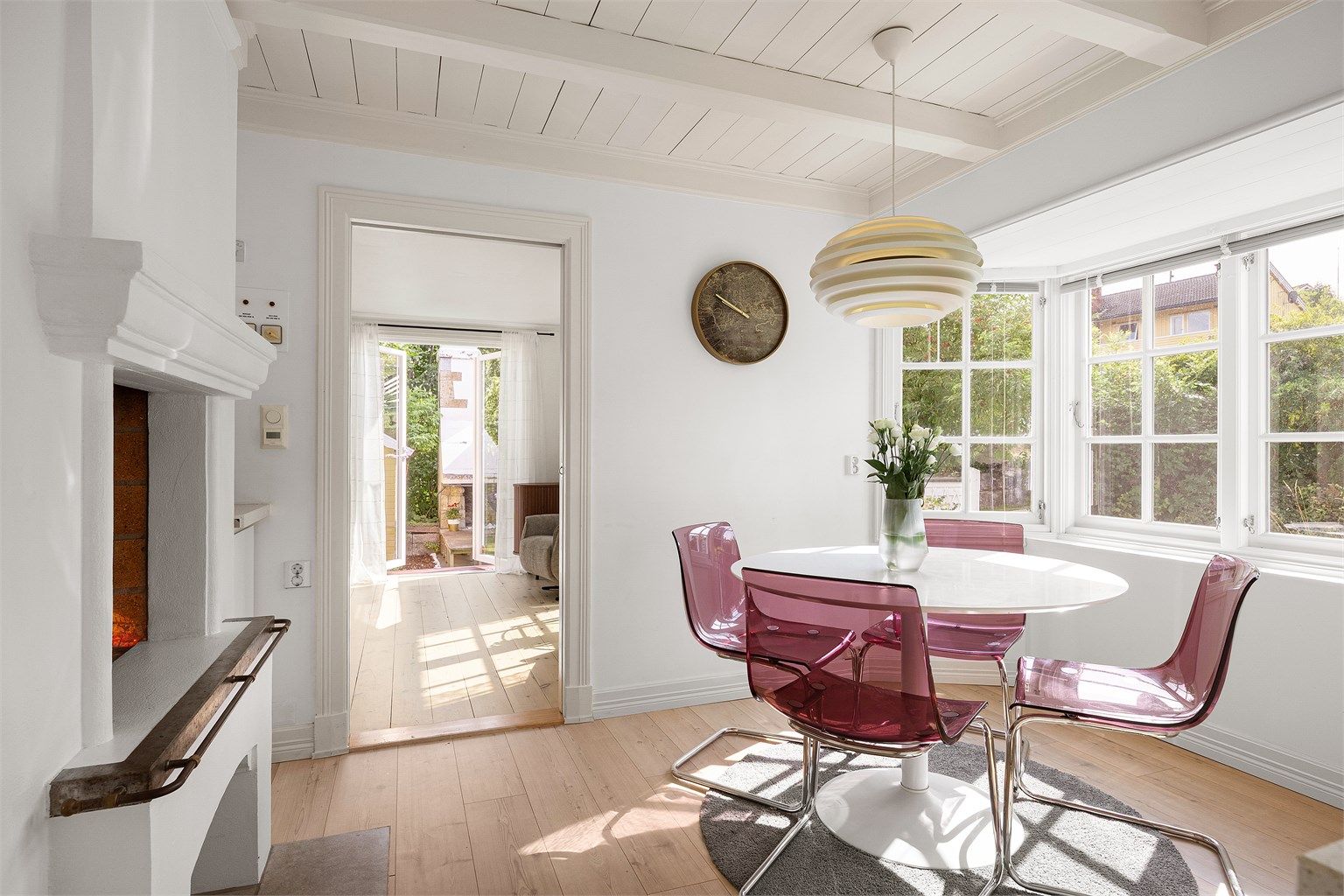 Det er plass til et lite frokostbord på kjøkkenet 