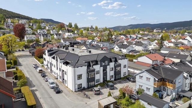 Herfra er veien kort til alt du trenger i hverdagen, samtidig som du bor tilbaketrukket fra den mest intense bytrafikken.