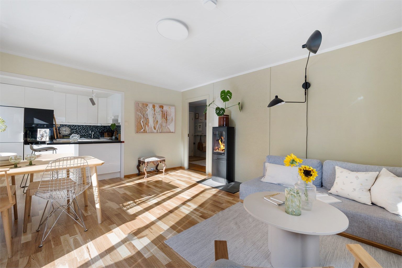 I tillegg til flott peisovn, har leiligheten også montert varmepumpe