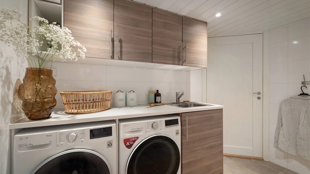 Opplegg for vaskemaskin og tørketrommel under benkeplate