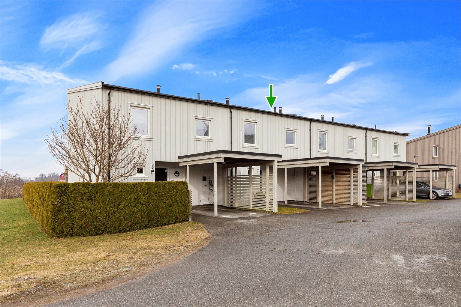 Velkommen til Båhusveien 4 - Carport med el-bil lader og utebod 