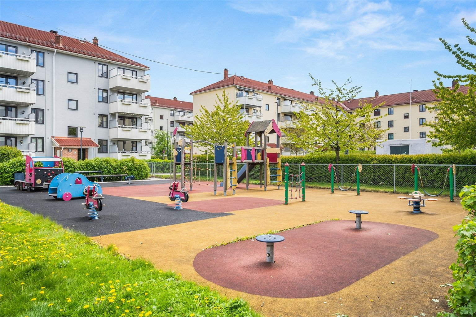 Fellesarealer og lekeplass for de små.
