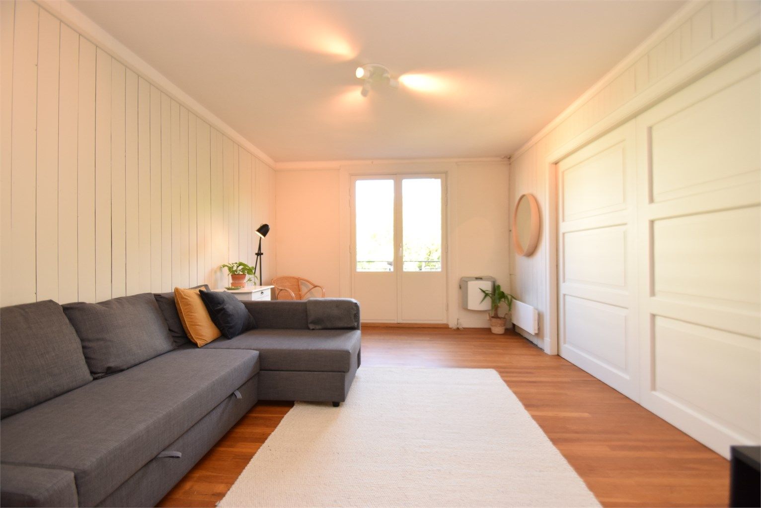 Stue med stengte skyvedører.