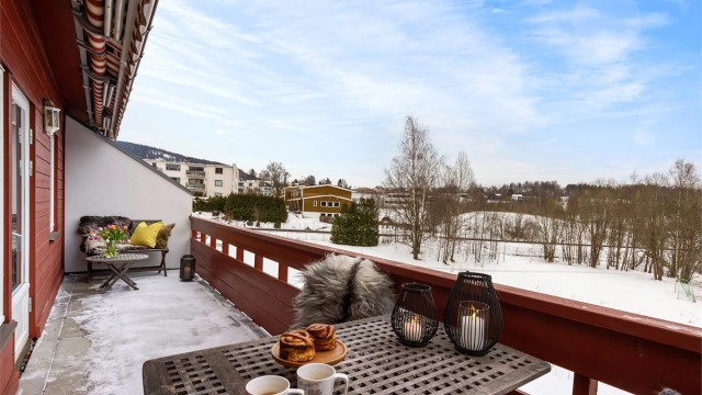 Velkommen til Solligrenda 89, en lys og romslig 3-roms med svært god beliggenhet!