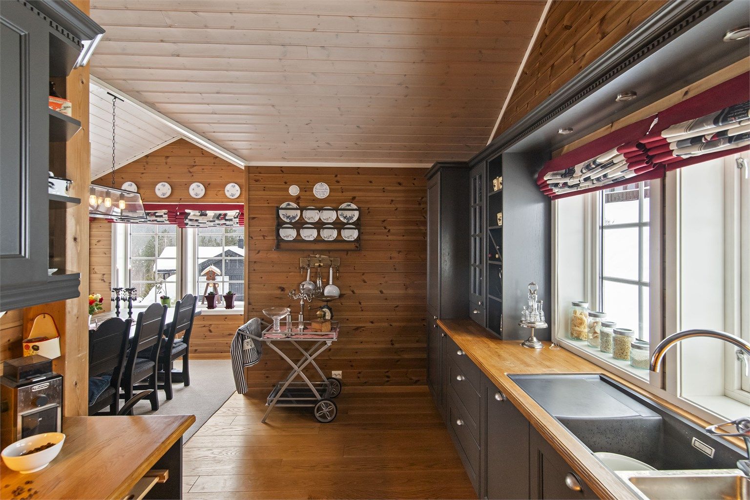 Delvis adskilt fra stuen slik at man har den sosiale settingen men likevel arbeidsrom