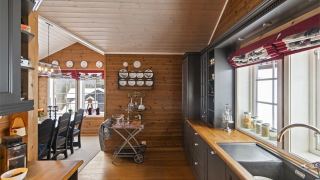 Delvis adskilt fra stuen slik at man har den sosiale settingen men likevel arbeidsrom