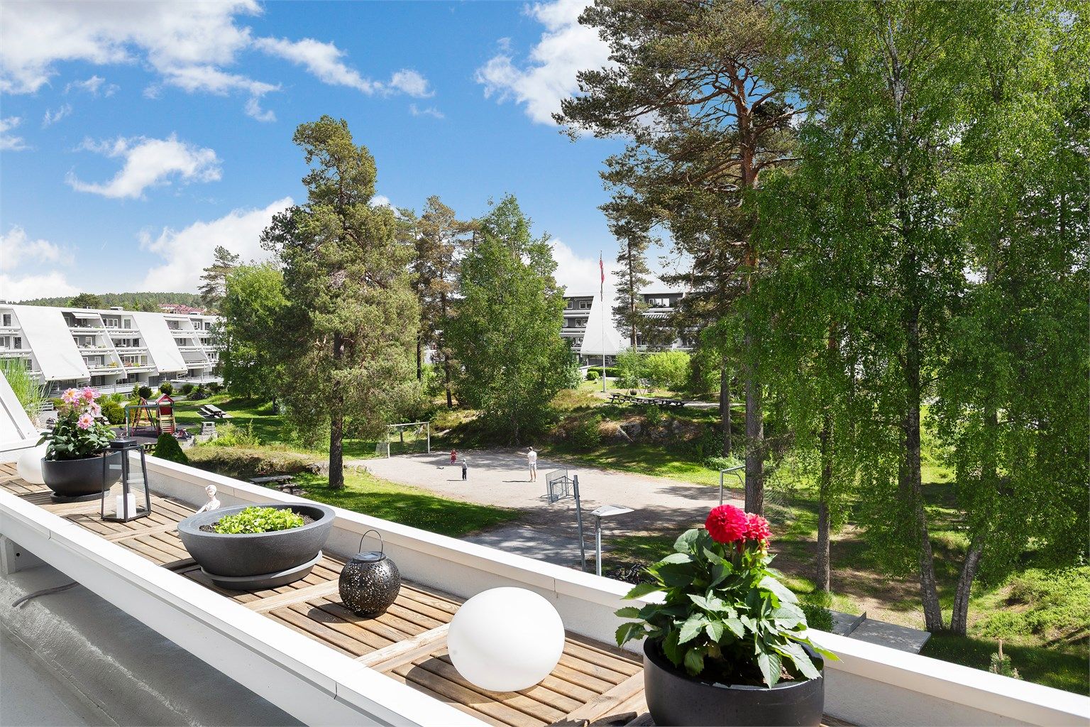 Innholdsrik 4-roms eierleilighet i 3. etg. med to store terrasser og garasje m/elbillader.