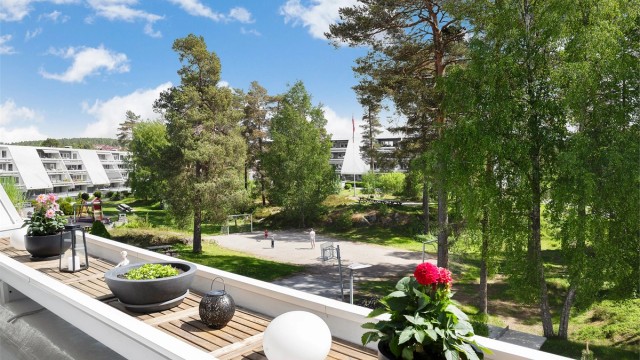 Innholdsrik 4-roms eierleilighet i 3. etg. med to store terrasser og garasje m/elbillader.