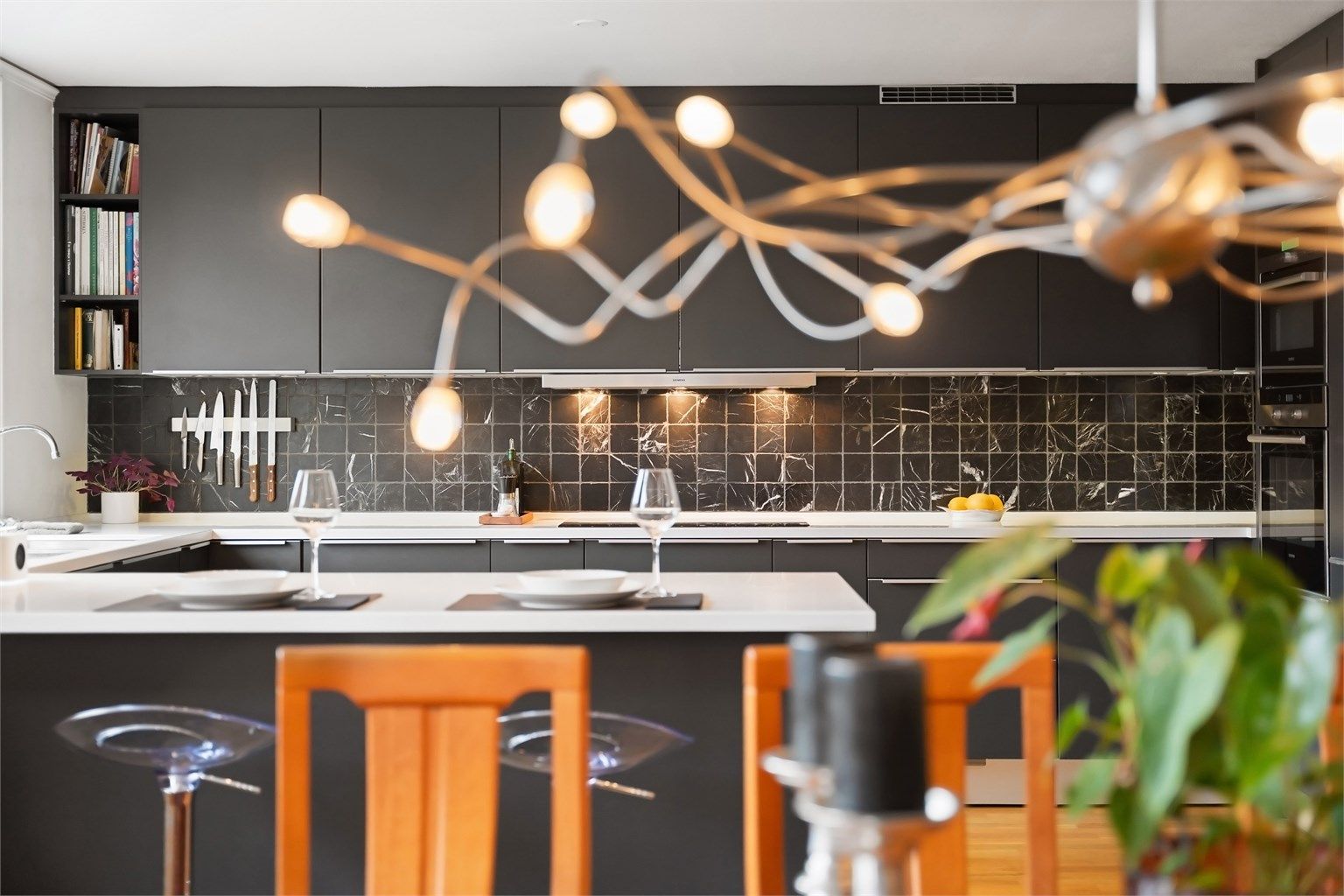 Stilrent og pent kjøkken av god størrelse åpent mot spisestue