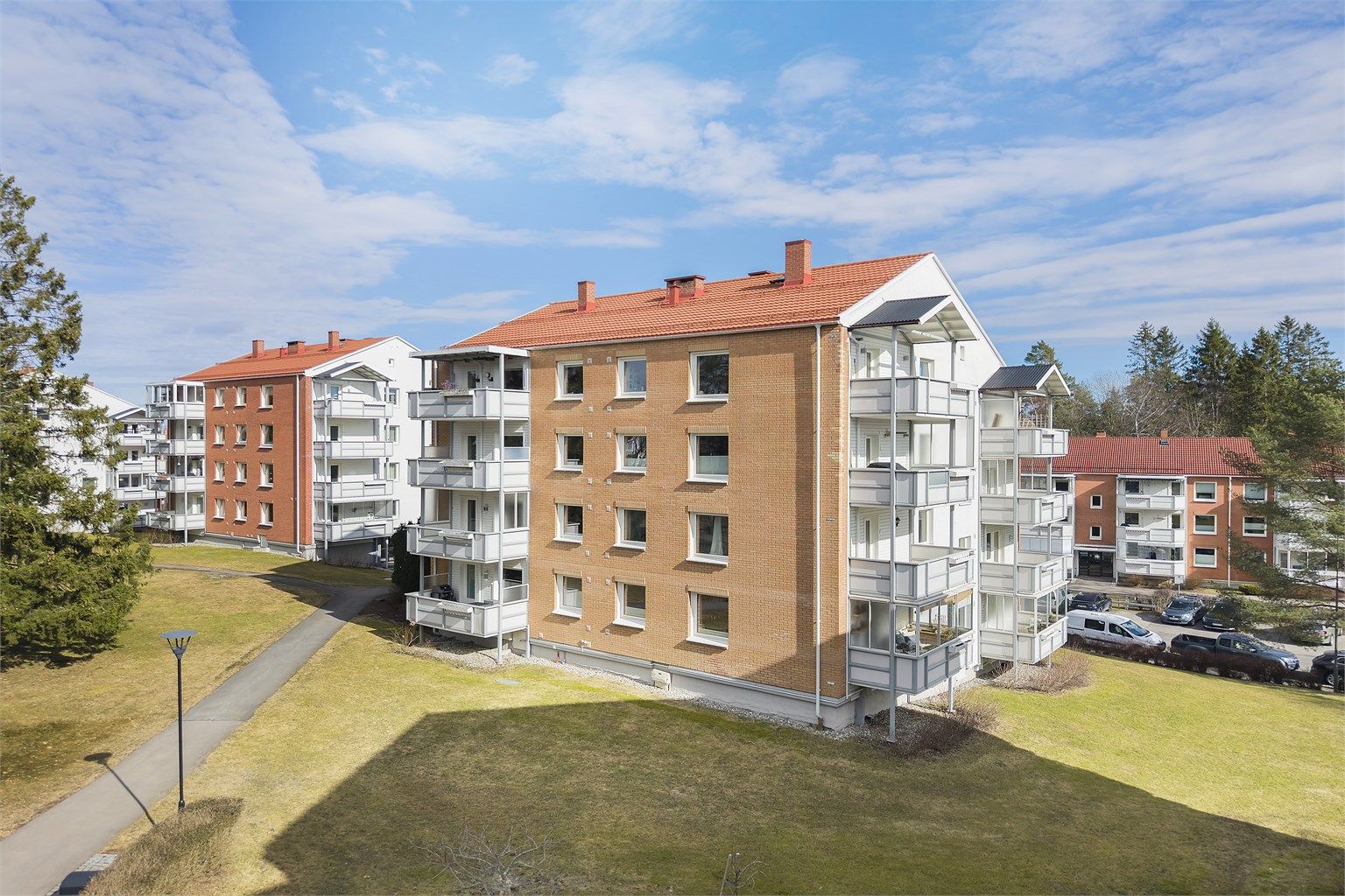 Eiendommen er omgitt av store, grønne fellesarealer som gir en åpen og luftig følelse.