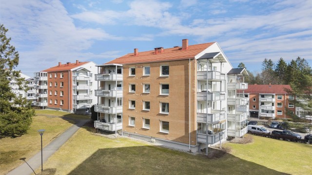 Eiendommen er omgitt av store, grønne fellesarealer som gir en åpen og luftig følelse.