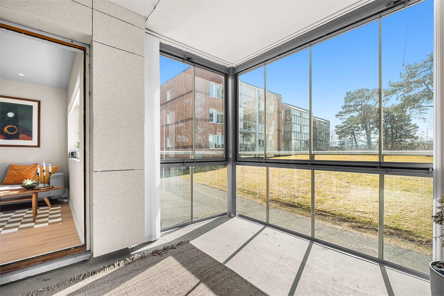 Innglasset balkong på ca. 8 kvm gir et skjermet og anvendelig uterom som kan nytes over store deler av året.