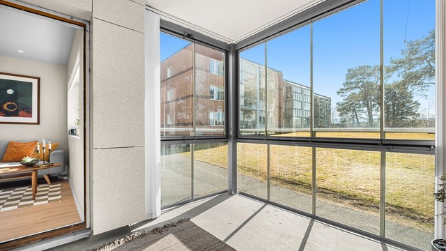 Innglasset balkong på ca. 8 kvm gir et skjermet og anvendelig uterom som kan nytes over store deler av året.