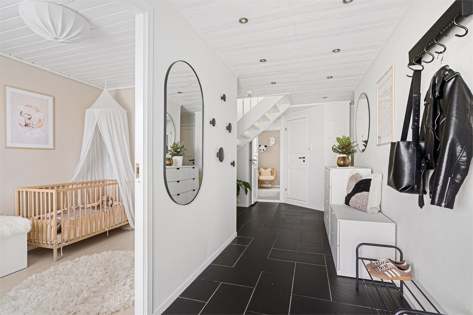 Ved entré ligger to av soverommene, mens i enden av gangen ligger bad, vaskerom, wc og hobbyrom/gjesterom - brukt som soverom