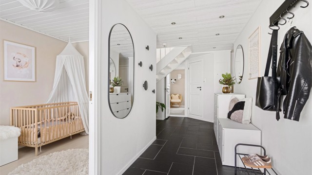 Ved entré ligger to av soverommene, mens i enden av gangen ligger bad, vaskerom, wc og hobbyrom/gjesterom - brukt som soverom