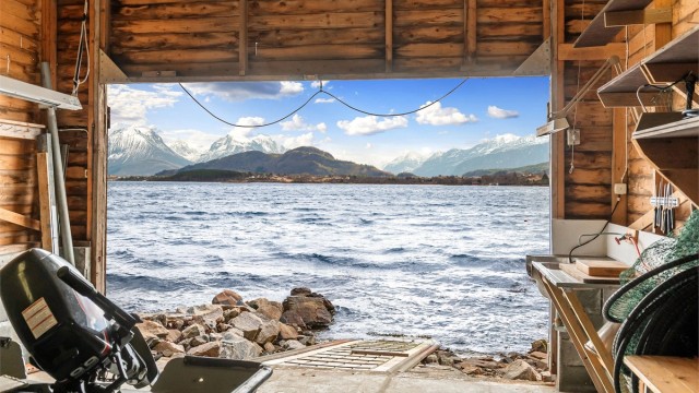 Naustet har 2 store dobble dører i front som gir fritt utsyn mot Borgundfjorden