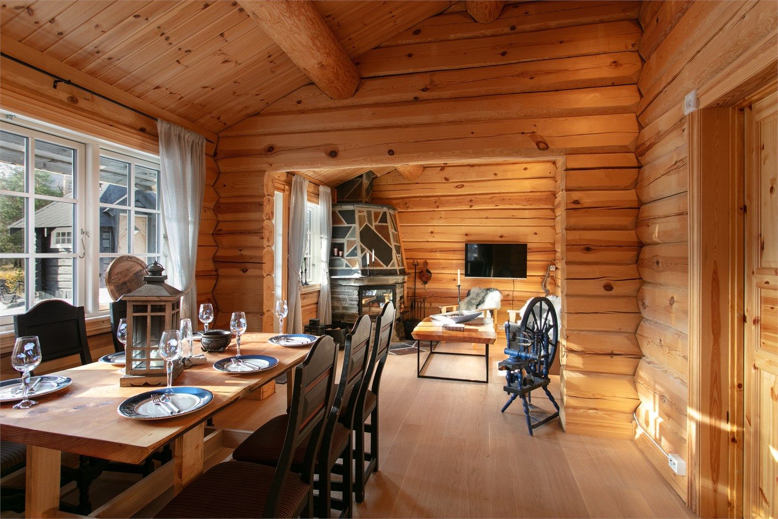 Stue og spisestue i åpen løsning 