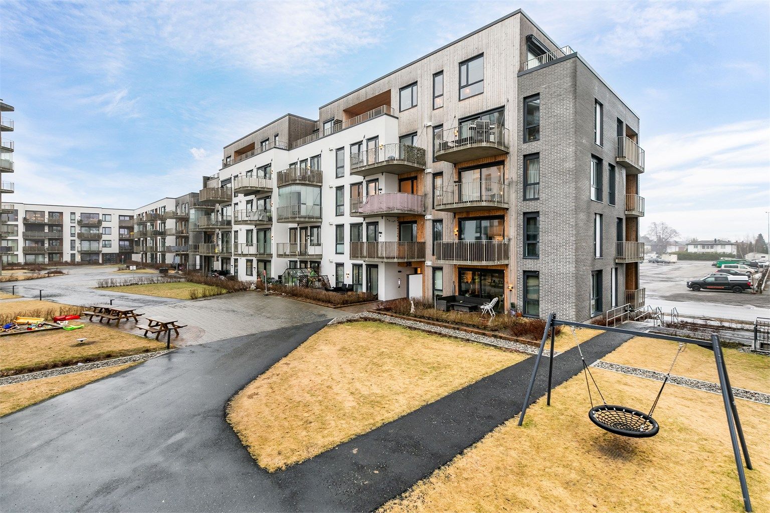 Det er meget enkel adkomst til leiligheten; trinnfritt fra hovedinngangen. Heis tar deg til øvrige etasjer, kjelleren inkludert.