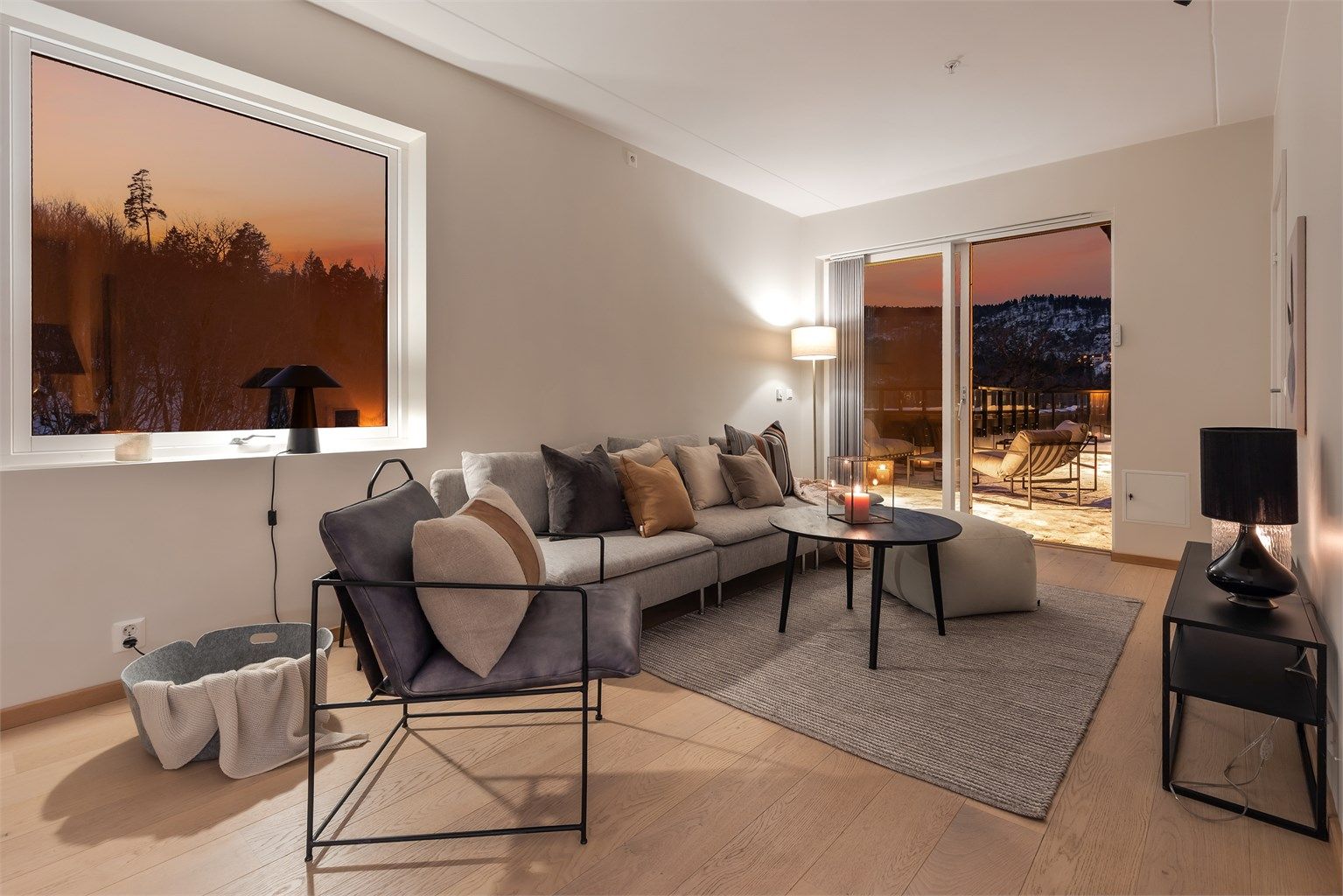 Stue med plass til sittegruppe og TV-område. Utgang til stor takterrasse.