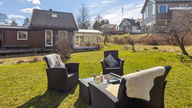 Adkomst til stor, pent opparbeidet hage med frukttrær og bærbusker.