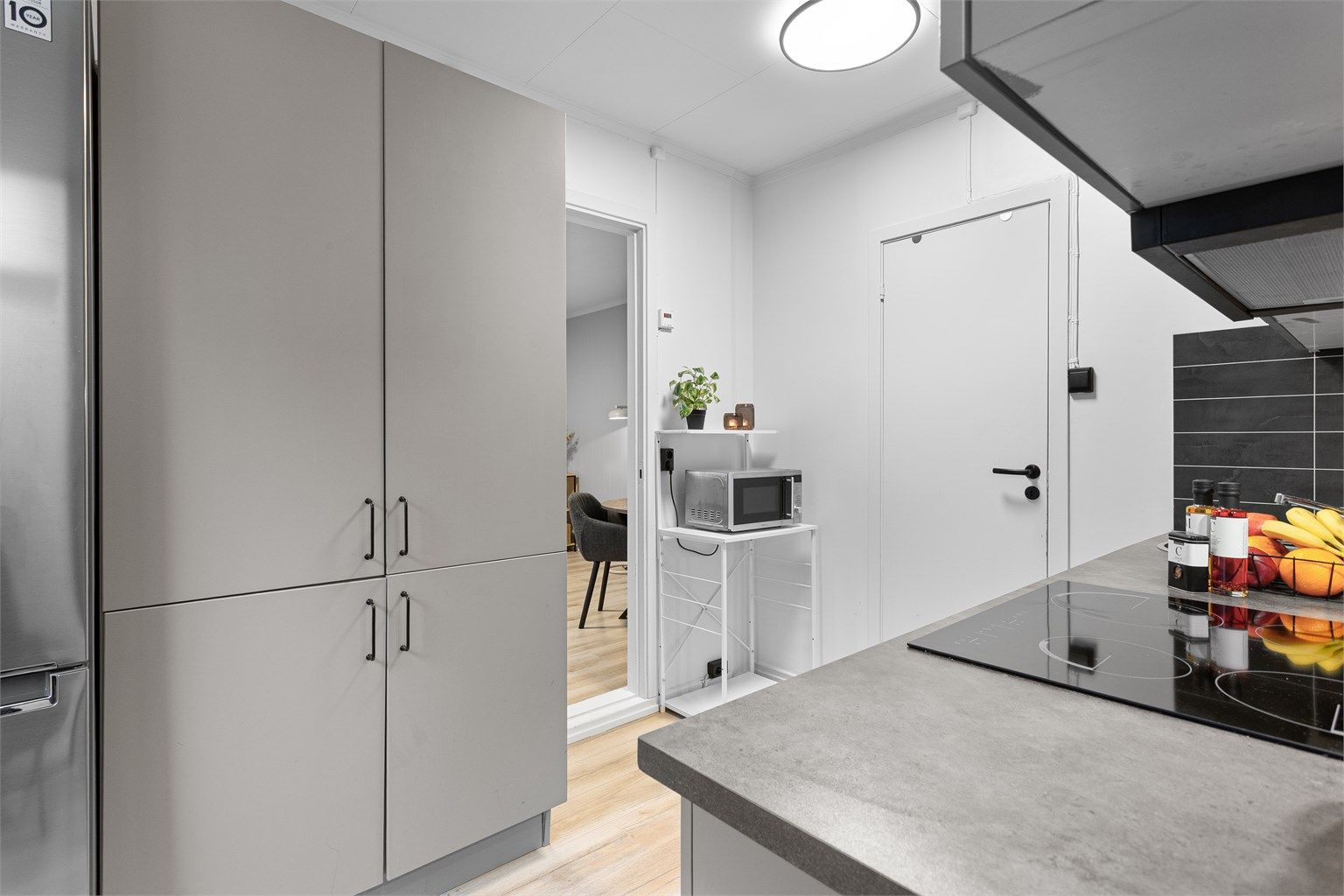 Høyskap gir ekstra lagringsplass og bidrar til et ryddig uttrykk.