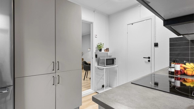 Høyskap gir ekstra lagringsplass og bidrar til et ryddig uttrykk.