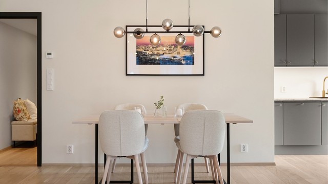 God plass til spisebord for hyggelige sammenkomster.