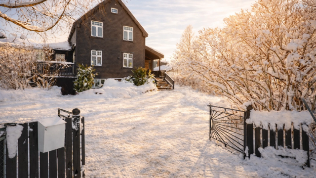 Eiendommen har en stor asfaltert innkjørsel med fin håndlaget "solport" i smide.