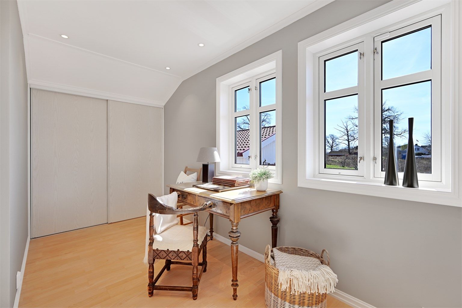 Et av soverommene i andre etasje, med god plass til seng og skrivepult.