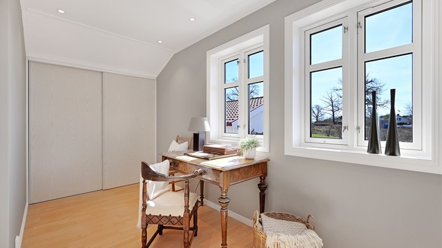 Et av soverommene i andre etasje, med god plass til seng og skrivepult.