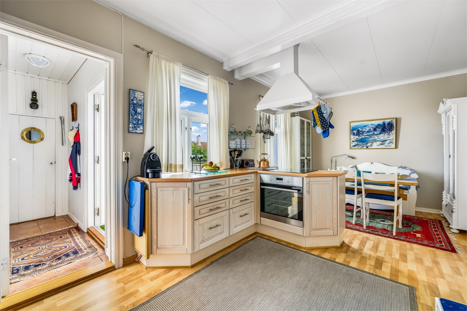 Fra kjøkkenet har du en utgang til bakhagen så du enkelt kan tilberede mat her og ta det med ut i det fine sommerværet.