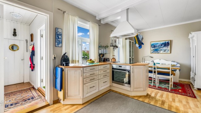 Fra kjøkkenet har du en utgang til bakhagen så du enkelt kan tilberede mat her og ta det med ut i det fine sommerværet.