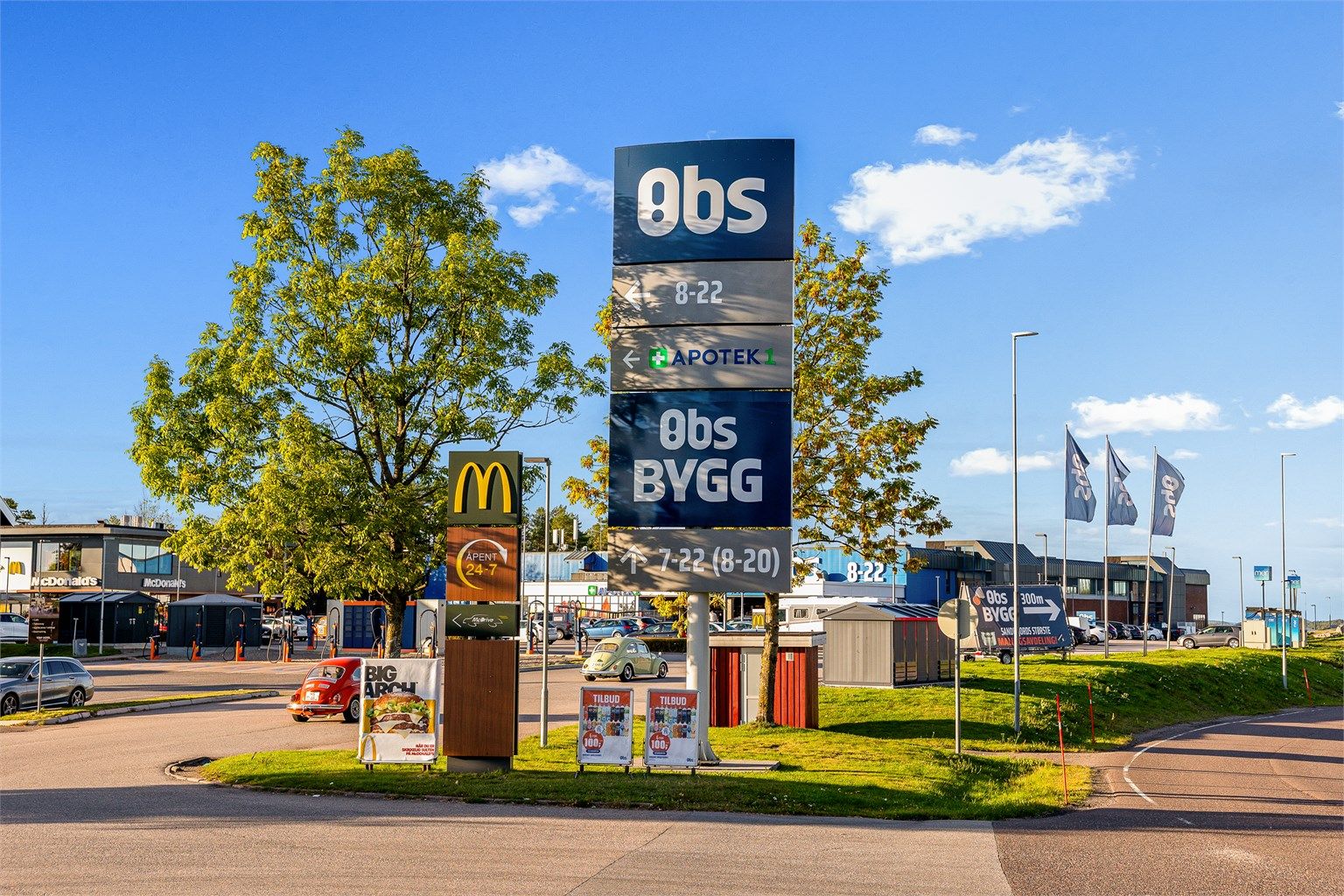 Coop Obs og handelsområdet på Fokserød nås på ca. fem minutter med bil.