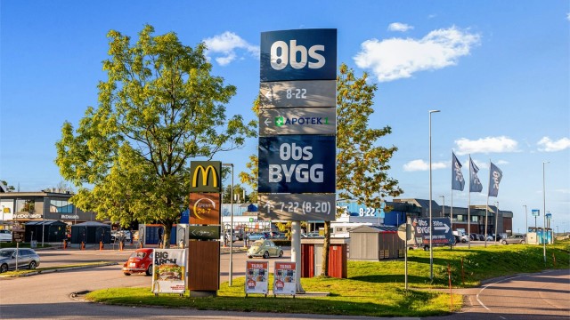 Coop Obs og handelsområdet på Fokserød nås på ca. fem minutter med bil.