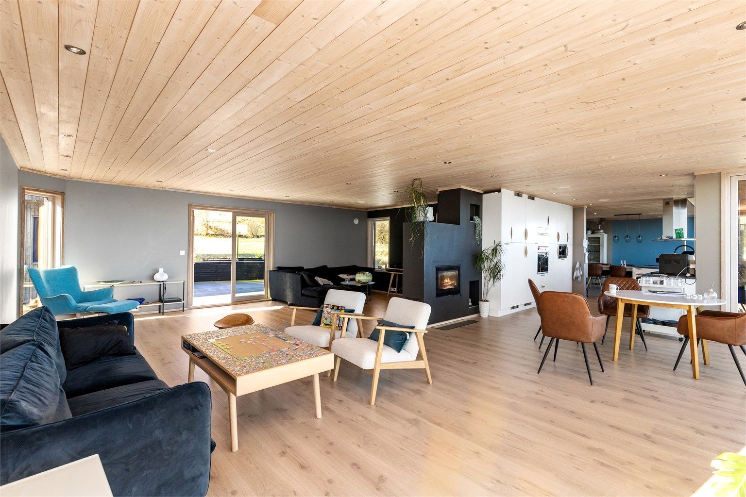 Hele hovedetasjen har vannbåren gulvvarme som sikrer en jevn og behagelig temperatur året rundt.