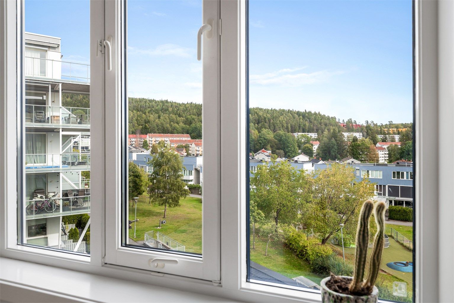 De store vindusflatene slipper inn godt med lys
