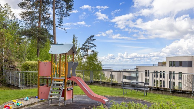 Hyggelig lekeplass med fantastisk utsikt over fjorden.