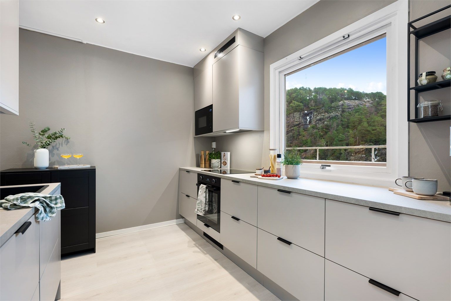 Rikelig med benkeplass og skuffer for oppbevaring. 