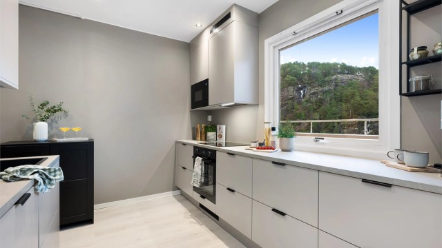 Rikelig med benkeplass og skuffer for oppbevaring.