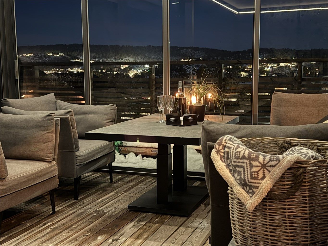 Fantastisk uteplass med utsikt mot sentrum og sjøen. Boligen ligger helt perfekt til, også med sol fra morgen til kveld.