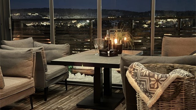 Fantastisk uteplass med utsikt mot sentrum og sjøen. Boligen ligger helt perfekt til, også med sol fra morgen til kveld.