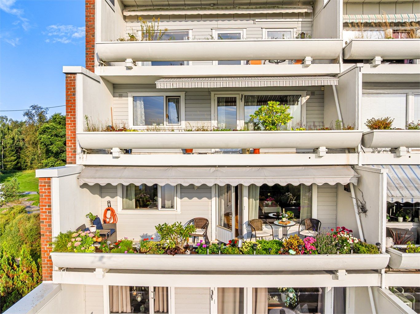 Leiligheten er gjennomgående i syd-siden av andre etasje, med åpen balkong på østsiden og innglasset veranda på vestsiden.