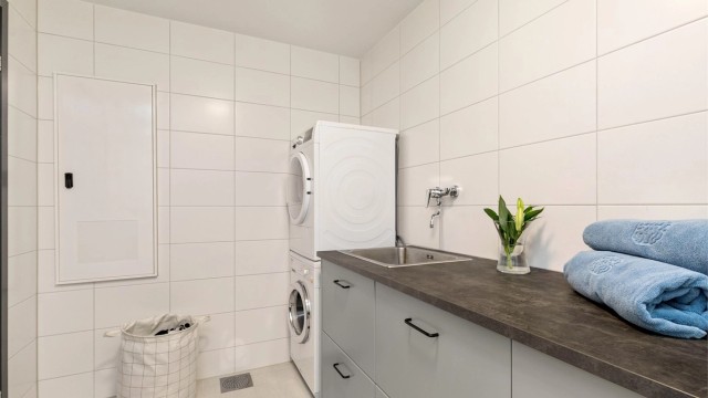 Opplegg for vaskemaskin og tørketrommel samt praktisk innredning med utslagsvask.