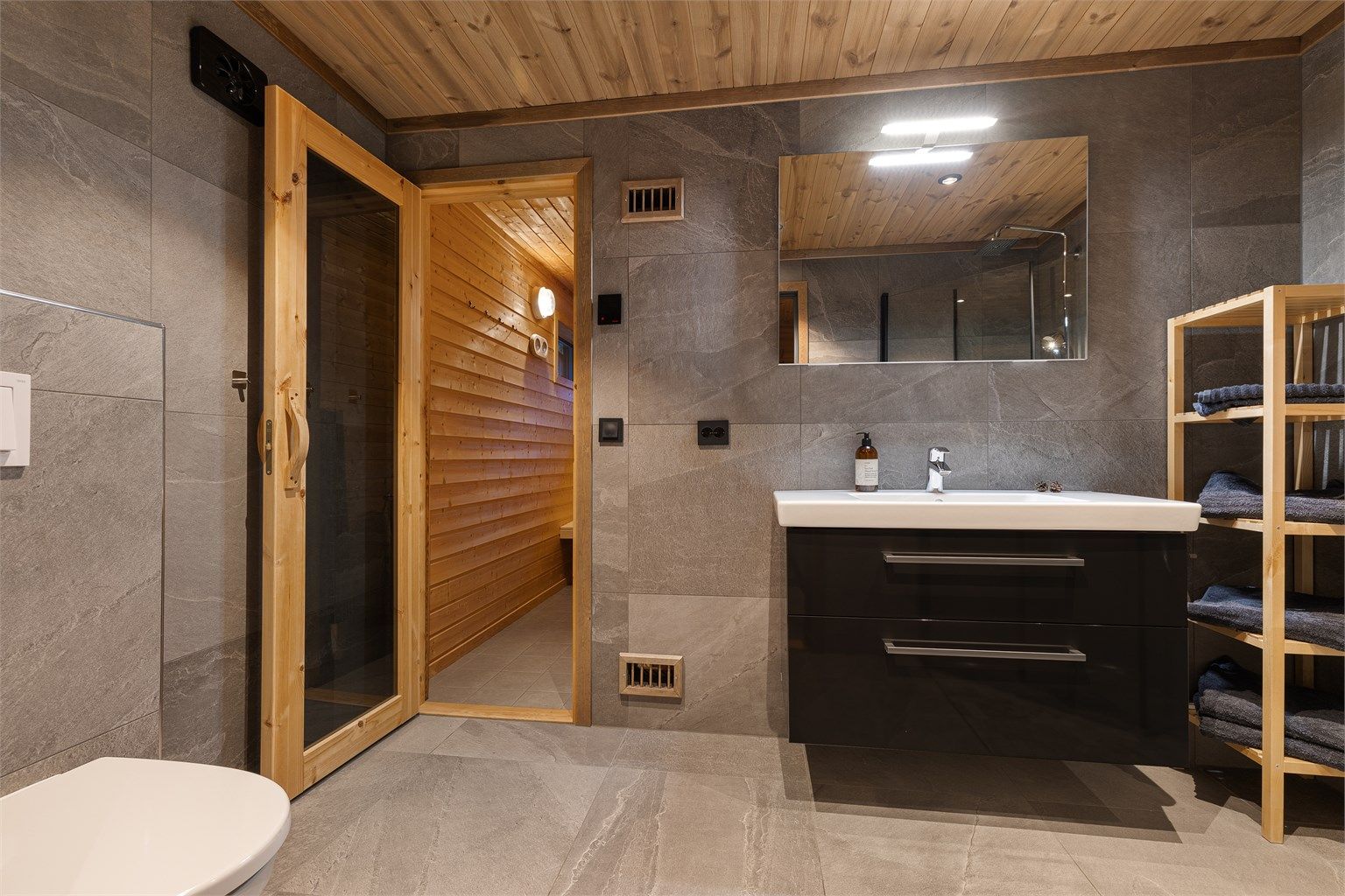 Fra badet er det tilgang til badstue, et kjærkomment element på kalde vinterdager.