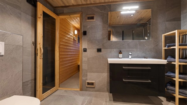 Fra badet er det tilgang til badstue, et kjærkomment element på kalde vinterdager.